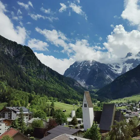 Haus Tuklar Guest house